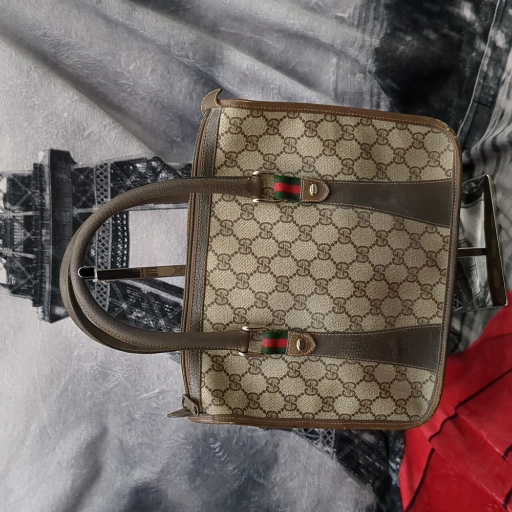 Gucci stated label, Vintage Crossbody, no strap incld (red/green strap if asked)